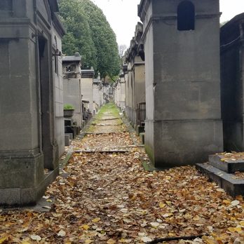 Cimetière du Père Lachaise - Rows and rows - Funeral Services & Cemeteries Near Me - Paris, 75