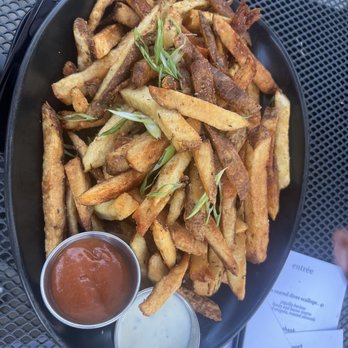 The Bellwether - Jerk Fries - Cocktail Bars Near Me - St. Louis, Missouri