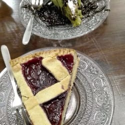 Barrique 61 - Crostata con pastafrolla di nocciole e marmellata di visciole  Ciambellone al pistacchio con cioccolato fondente