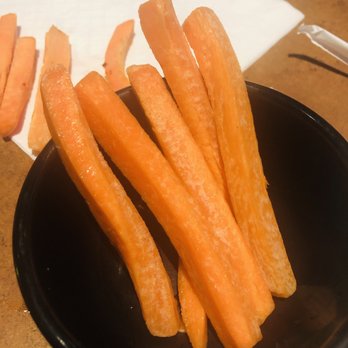 Buffalo Wild Wings - Second time they tried to replace the carrots and they were dry,soft and nasty carrots again ! - American Near Me - Orlando, Florida