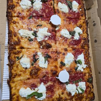 Brooklyn Square - Honey Dinero pizza - Pizza Near Me - Pasadena, California