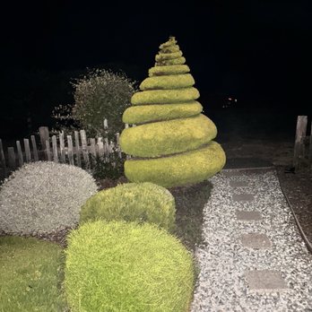 Ledford House - Who doesn't love some cool topiaries? - French Near Me - Albion, California Ledford House - Who doesn't love some cool topiaries? - French Near Me - Albion, California