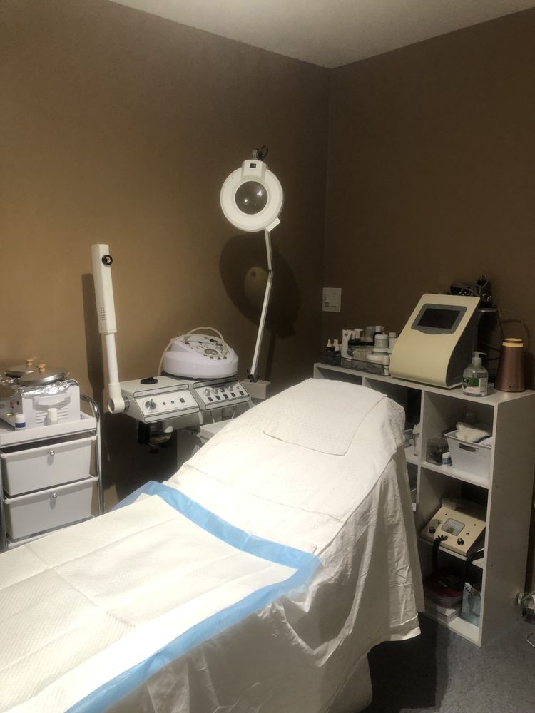 Jeneal Skin Correction & Health Center Logo