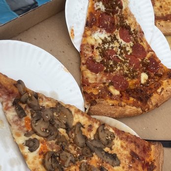 Benny Capolagos - Manassas - Chorizó with queso added pepperoni (best one)  Garlic mushroom (Ight)  Cheese pizza (Ight) - Pizza Near Me - Manassas, Virginia