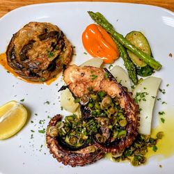 Porto Mar - Grilled octopus with boiled potatoes, eggplant and fresh vegetables
