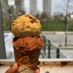 2 scoop - Chocolat and Pistachio Magnifique on a waffle cone