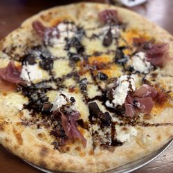 Prosciutto and fig pizza