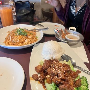 AROI Thai - Pad Thai Noodle Orange Chicken Thai tea - Thai Near Me - La Jolla, California AROI Thai - Pad Thai Noodle Orange Chicken Thai tea - Thai Near Me - La Jolla, California