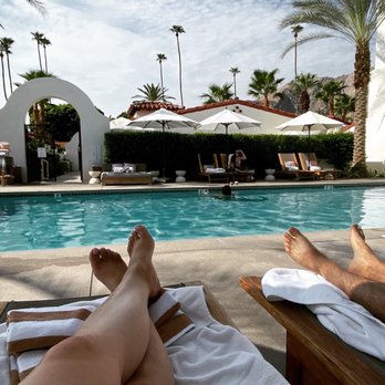 La Serena Villas - Lounging by the pool - Hotels Near Me - Palm Springs, California La Serena Villas - Lounging by the pool - Hotels Near Me - Palm Springs, California