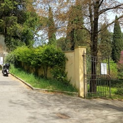 Giardino Stibbert - I due cancelli