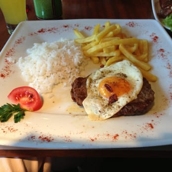 Portucale - Bitki wołowe z jajkiem sadzonym, ryżem i frytkami (39 zł) - Portuguese Near Me - Warsaw, MZ