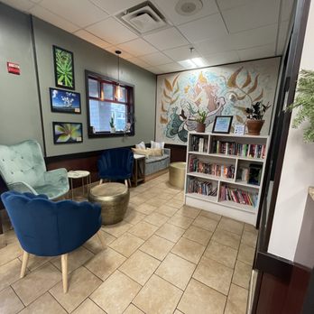 Queen Of Cups - Ambiance-book nook - Coffee & Tea Near Me - Narragansett, Rhode Island