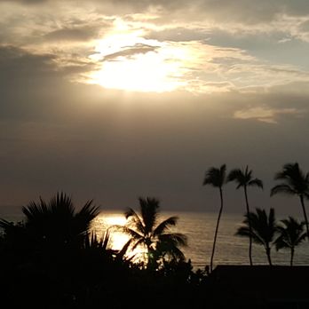 WorldMark Kona - Which is cooler the rays of sun powering down or the dark storm squelching the cheery sunset? - Resorts Near Me - Kailua Kona, Hawaii
