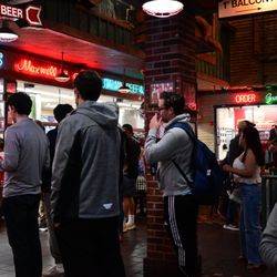 Portillo's & Barnelli's Chicago - Line at the pickup counter