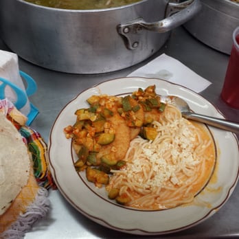 Fonda Amadita - Espaguetti con tortitas de papa y calabacitas guisadas. - Mexican Near Me - Ladrón de Guevara, JAL Fonda Amadita - Espaguetti con tortitas de papa y calabacitas guisadas. - Mexican Near Me - Ladrón de Guevara, JAL