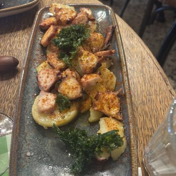Casa Delfín - Pulpo Gallego, pan con tomate y , chorizos y Patatas Bravas. Yummy - Spanish Near Me - Barcelona, B