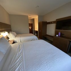 Holiday Inn Express & Suites Burlington - Room interior