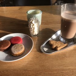 Restaurant De Jongens - Macaroons and hot chocolate