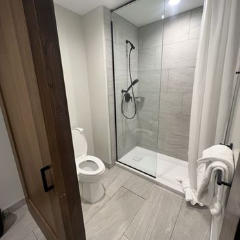 Rain Rock Casino - Separate shower and toilet area, FTW - Casinos Near Me - Yreka, California