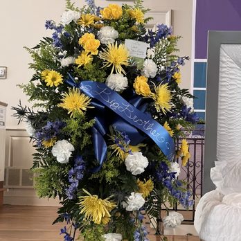 Petals And Paints - This is the piece she made for my friends services.  Just beautiful - Florists Near Me - Swedesboro, New Jersey