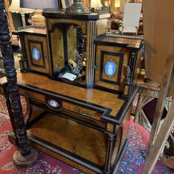 Chesterfields Antiques & Collectibles - Lots of super classical furniture... for that Mary Lincoln Todd or Marie Antoinette streak in you!