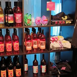 Hip Chicks Do Wine - Lots of shopping options