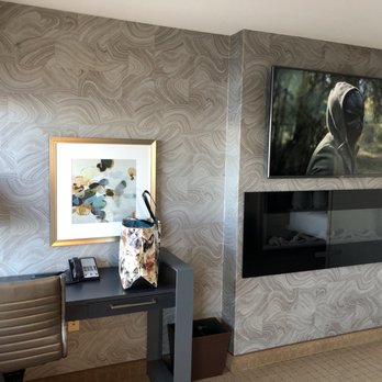 Silver Cloud Hotel - Tacoma Waterfront - TV and fireplace. - Hotels Near Me - Tacoma, Washington Silver Cloud Hotel - Tacoma Waterfront - TV and fireplace. - Hotels Near Me - Tacoma, Washington
