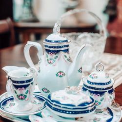 The Tea Room at Merrie Pennie's - Tea service in Merrie Pennies dining area