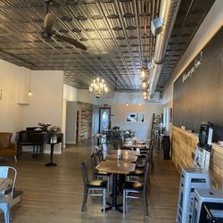 AJ's Riverside - Ample seating, piano and work stations