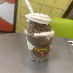 Cookies and cream ice with vanilla ice cream Cookies and cream ice with vanilla ice cream