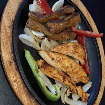 El Sabor Restaurant - Fajitas (Mixtas con Verduras) / Sizzling Fajitas (Mixed with Veggies) - Salvadoran Near Me - Keller, Texas El Sabor Restaurant - Fajitas (Mixtas con Verduras) / Sizzling Fajitas (Mixed with Veggies) - Salvadoran Near Me - Keller, Texas