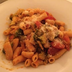 Il Mondo - Penne mit Tomaten, Broccoli und Knoblauch