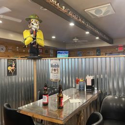 The wall between the bar area and main dining...good idea! The wall between the bar area and main dining...good idea!