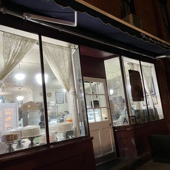 Magnolia Bakery - Store front - Bakeries Near Me - New York, New York Magnolia Bakery - Store front - Bakeries Near Me - New York, New York