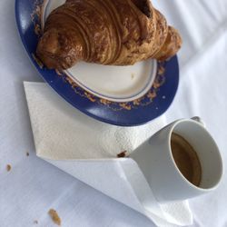 Boulangerie Le Petit Breton - Double expresso / croissant au beurre