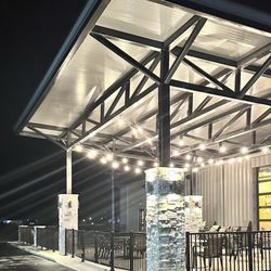 Caddy’s Craft Eatery & Golf Lounge - Outdoor seating