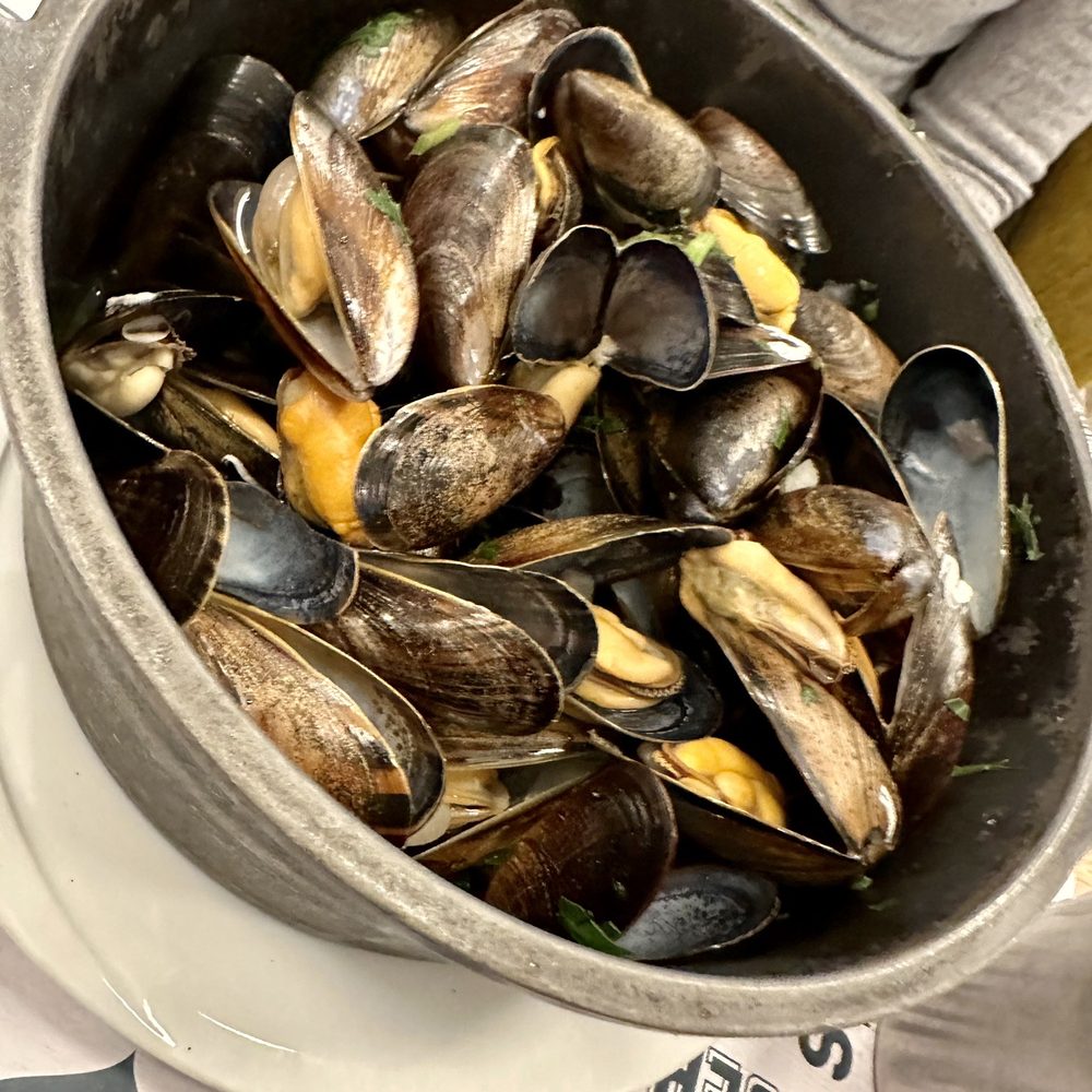 Léon de Bruxelles - Mussels - Belgian Near Me - Paris, 75 Léon de Bruxelles - Mussels - Belgian Near Me - Paris, 75