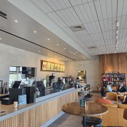 Starbucks - Nice large clean lobby
