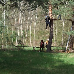 CLIMB UP! - Kletterwald - Man sieht die letzte Plattform eines Parcours. Runter geht es per Seilrutsche.