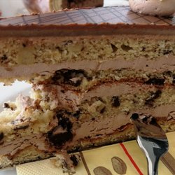 Café Henn - Leider ein Stück rausgebrochen, bevor es mir serviert wurde. Aber sehr lecker