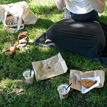 Kaffebrenneriet Birkelunden - En liten Kaffebrenneriet-piknik i parken. - Coffee & Tea Near Me - Oslo, 03 Kaffebrenneriet Birkelunden - En liten Kaffebrenneriet-piknik i parken. - Coffee & Tea Near Me - Oslo, 03