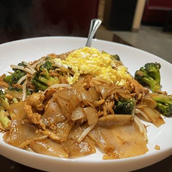 Yoyo Best Thai - Plano - chicken Pad See Ew - Thai Near Me - Plano, Texas Yoyo Best Thai - Plano - chicken Pad See Ew - Thai Near Me - Plano, Texas