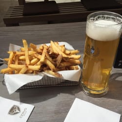 Restaurant Cervo Puro - Truffle fries and really big beer!