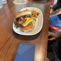 Carolina Ale House - Pub Burger*
