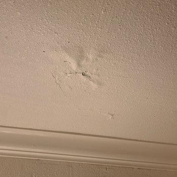 Monterey Surf Inn - Crack in ceiling - Hotels Near Me - Monterey, California Monterey Surf Inn - Crack in ceiling - Hotels Near Me - Monterey, California