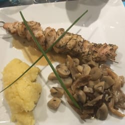 Le Crayon - Brochette de poulet marinée au citron , poêlée de champignon et polenta