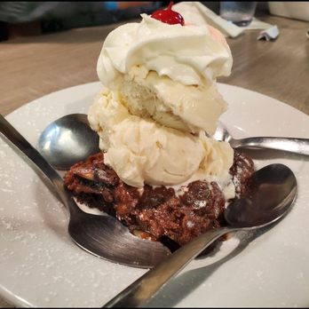 Side Street Inn - Peanut Butter Crunch Cake - Sports Bars Near Me - Honolulu, Hawaii Side Street Inn - Peanut Butter Crunch Cake - Sports Bars Near Me - Honolulu, Hawaii