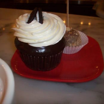 Molly's Cupcakes - cookies n' cream cupcake - Desserts Near Me - Chicago, Illinois