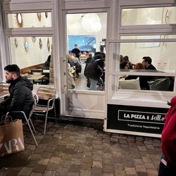 La Pizza è Bella - Front of the restaurant