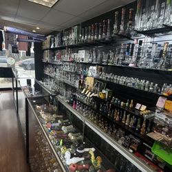 Hayk's Smoke Shop - Bongs, Pipe, bowls,